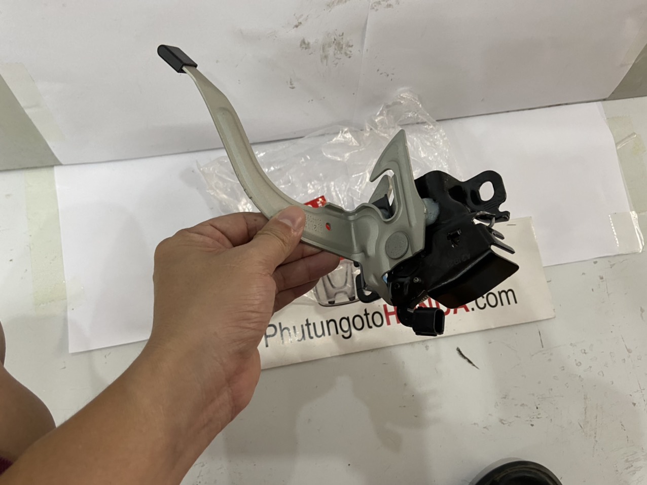 Khoá ngậm capo xe Honda CRV 2018 đến 2022